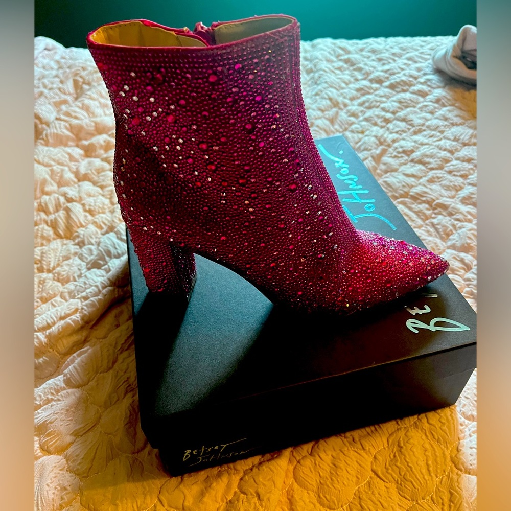 Betsy Johnson Caddy - 8.5 - Fuchsia ✨sparkle boots ✨